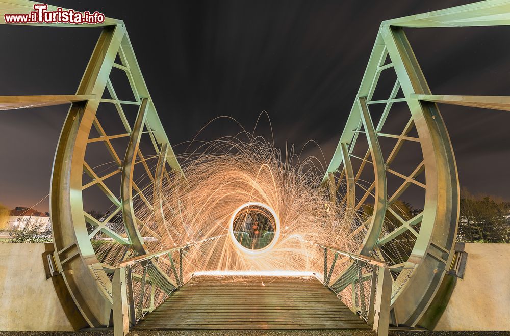 Immagine La passerella di Graouly a Metz, Francia, illuminata di notte.