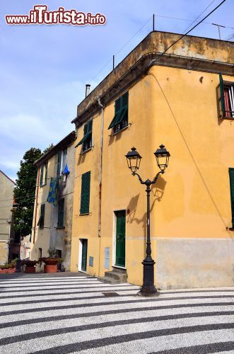 Immagine La pavimentazione a ciottoli di Albissola Marina, Savona, Liguria - © maudanros / Shutterstock.com