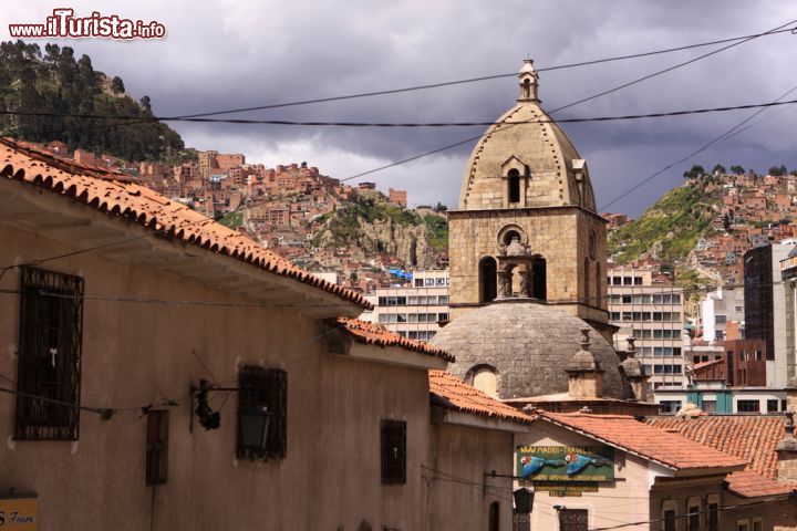 Immagine Chiesa di San Francisco a La Paz, Bolivia. Uno scorcio panoramico della iglesia di San Francisco la cui torre campanaria fu innalzata nel 1885 - © gary yim / Shutterstock.com