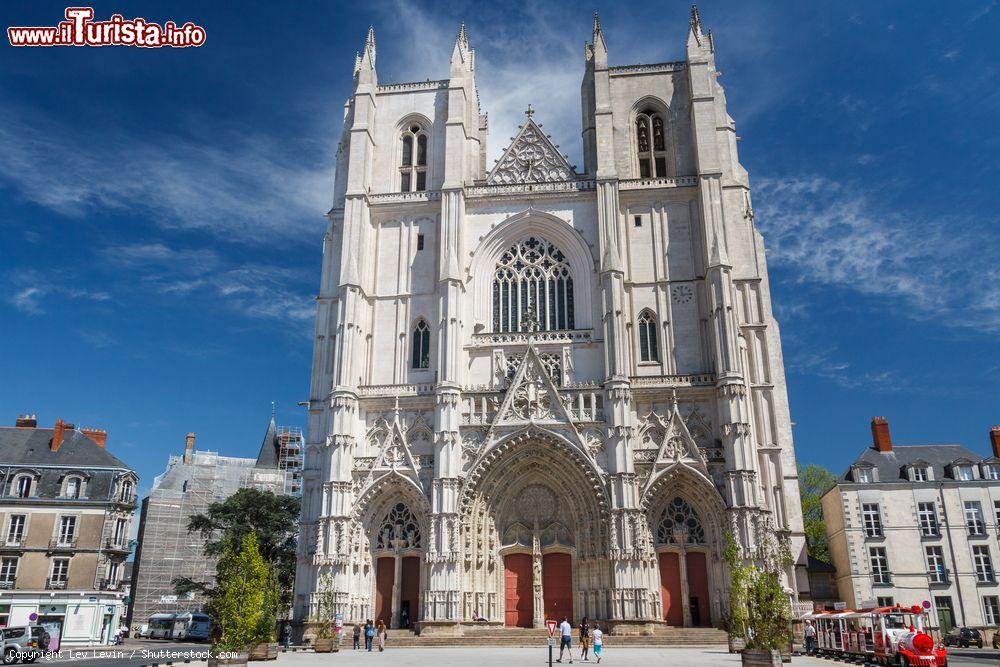 Immagine La piazza antistante la cattedrale di Nantes, Francia - © Lev Levin / Shutterstock.com