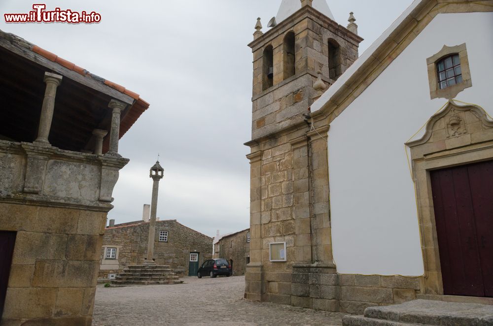 Immagine La piazza centrale del borgo di Castelo Mendo, Portogallo.