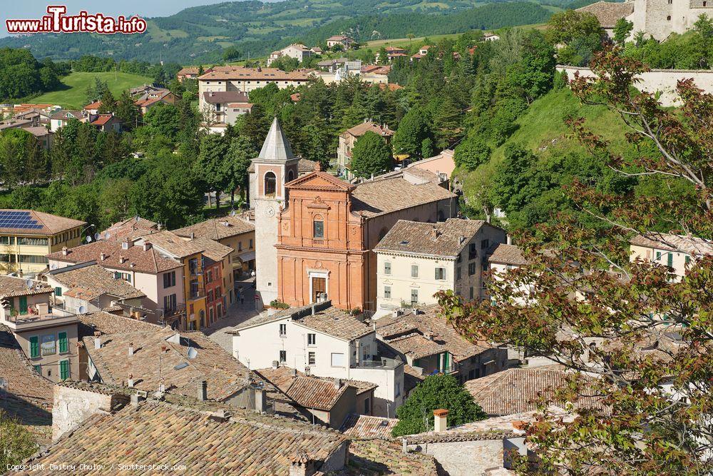 Immagine La piazza centrale del borgo medievale di Pennabilli vista dall'alto, Emilia Romagna. Situato in provincia di Rimini, questo grazioso villaggio di 3 mila anime ospita bellezze architettoniche a cielo aperto - © Dmitry Chulov / Shutterstock.com