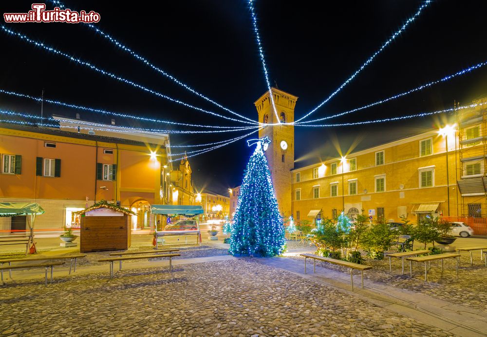 Immagine La piazza centrale di Bagnacavallo durante il periodo dell'Avvento, poco prima di Natale