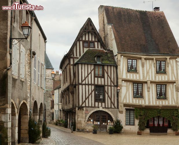 Immagine La piazza centrale di Noyers sur Serein in Borgogna, centro-nord della Francia - © Nella / Shutterstock.com