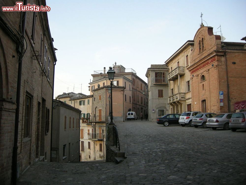 Immagine La piazza centrale di Sassocorvaro nelle Marche Di I, Sailko, CC BY-SA 3.0, Collegamento