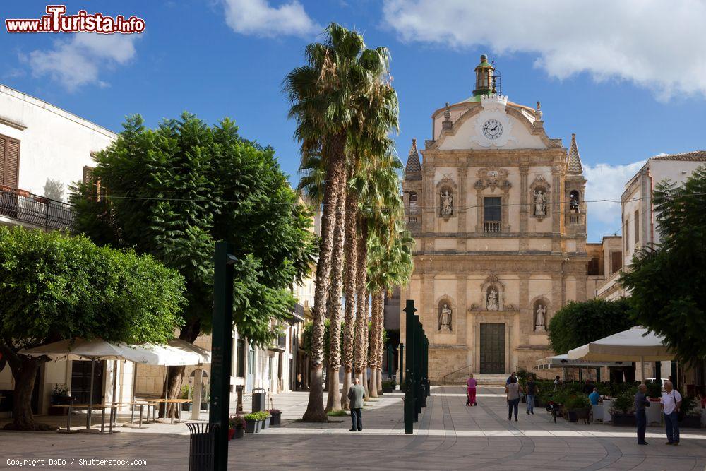 Immagine La piazza del Ciullo  e il Duomo di Alcamo in Sicilia - © DbDo / Shutterstock.com