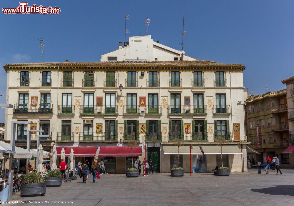 Immagine La piazza del mercato centrale a Tudela, Spagna, con un edificio storico sullo sfondo - © Marc Venema / Shutterstock.com