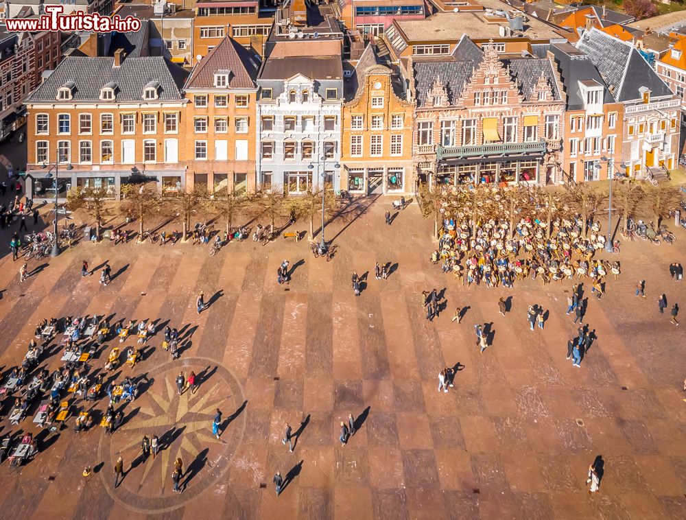 Immagine La piazza del mercato di Haarlem fotografata dall'alto (Olanda). E' il cuore vecchio della città su cui si affacciano edifici storici.