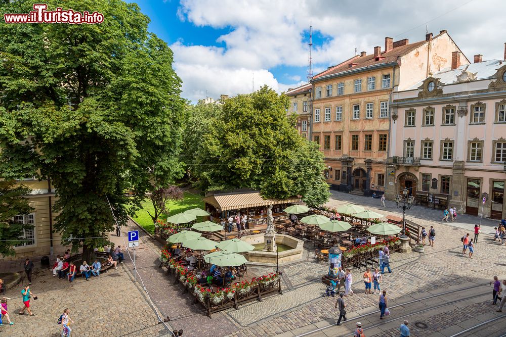 Immagine La piazza del Mercato di Lviv, centro storico e turistico della cittadina dell'Ucraina. Situata a un passo dal confine polacco, Lviv è una delle città dell'ex Unione Sovietica ad aver conservato meglio la sua architettura asburgica.