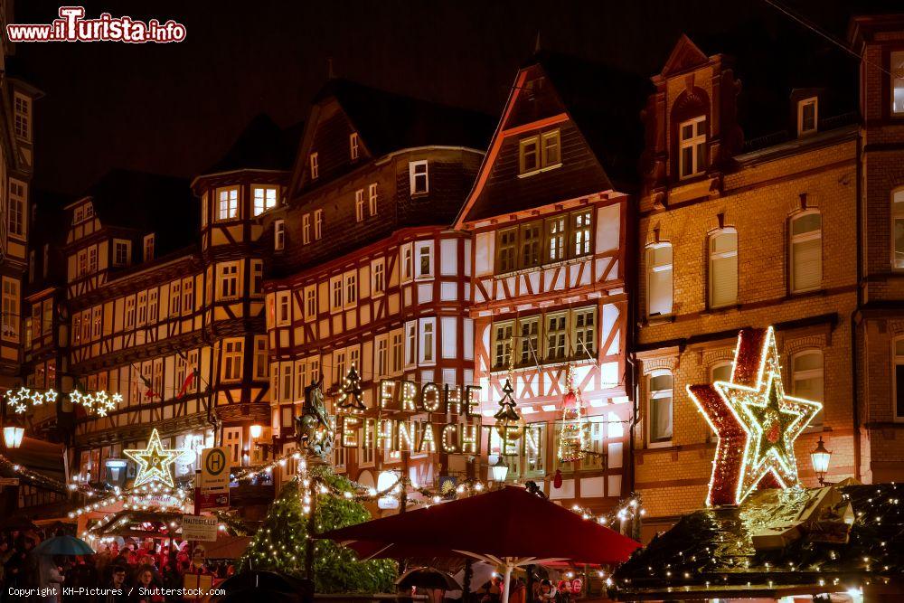 Immagine La Piazza del Mercato nel centro storico di Marburg con le decorazioni natalizie nel periodo dell'Avvento - © KH-Pictures / Shutterstock.com