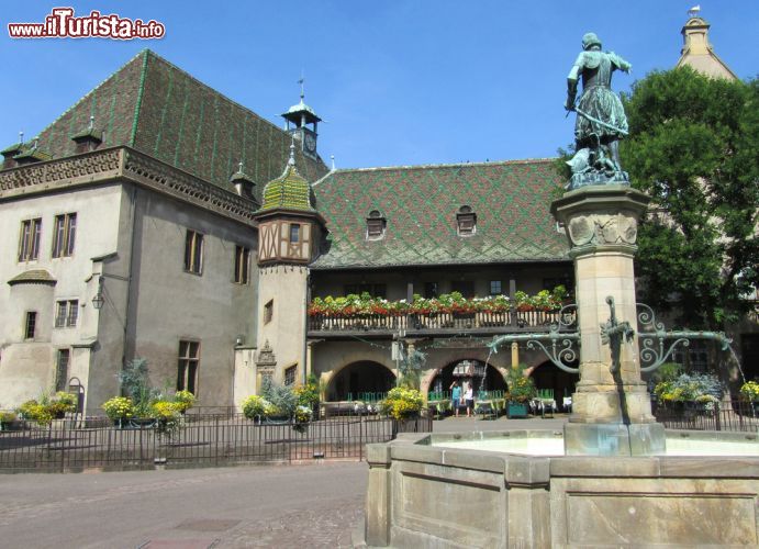 Immagine La Piazza della Vecchia Dogana di Colmar, Francia. L'Antica Dogana è un edificio storico risalente al 1480 che sorge nell'omonima piazza e rappresenta uno dei simboli emblematici di questa città - © photogearch / Shutterstock.com