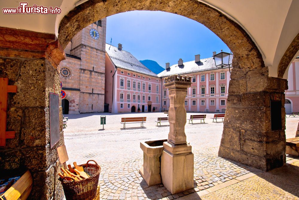 Immagine La piazza di Berchtesgaden vista attraverso il porticato ad archi, Germania.