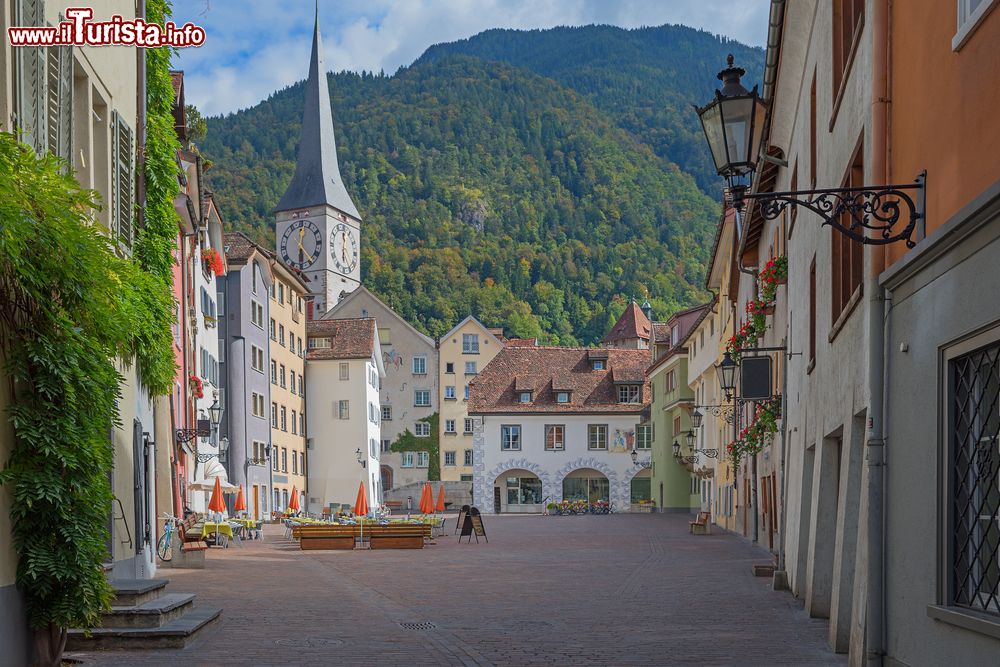 Immagine La piazza e il centro storico di Coira (Chur), dove si nota anche il campanile della chiesa di St.Martin.