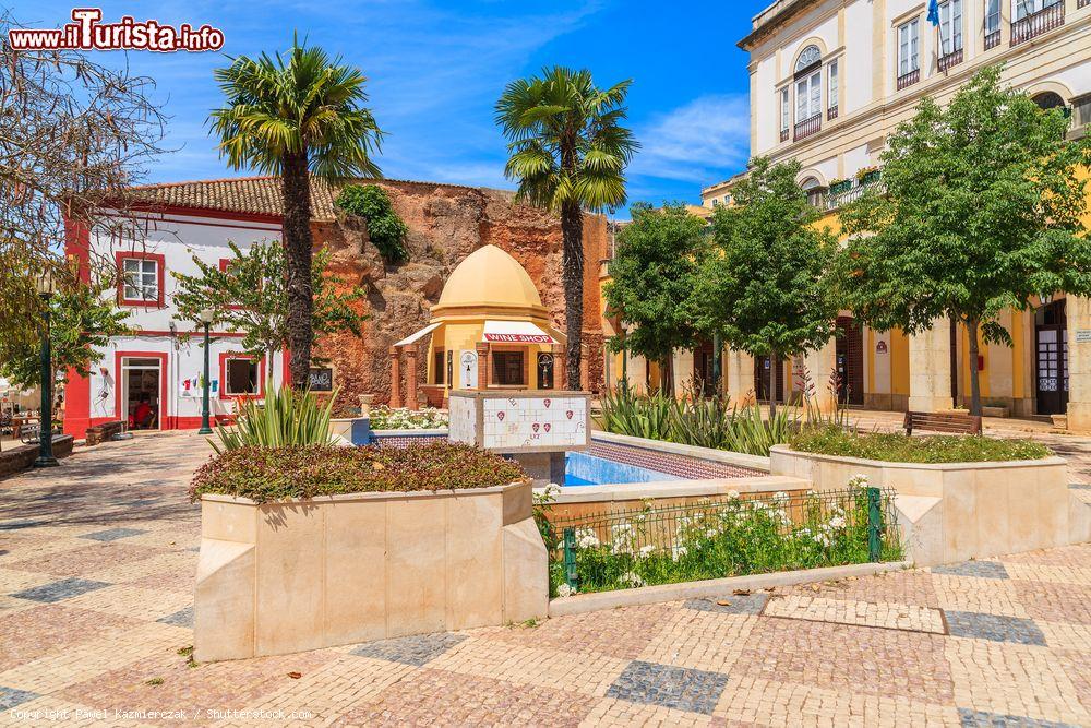 Immagine La piazza di Silves con il Palazzo Municipale, Portogallo. A rendere celebre questa località è il castello in mattoni rossi considerato il più bel monumento militare moresco di tutto il Portogallo  - © Pawel Kazmierczak / Shutterstock.com