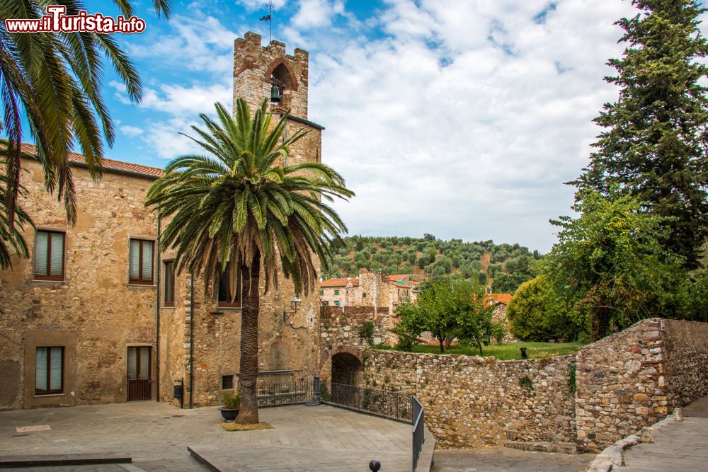 Immagine La piazza dietro il Palazzo Municipale di Suvereto, Toscana.