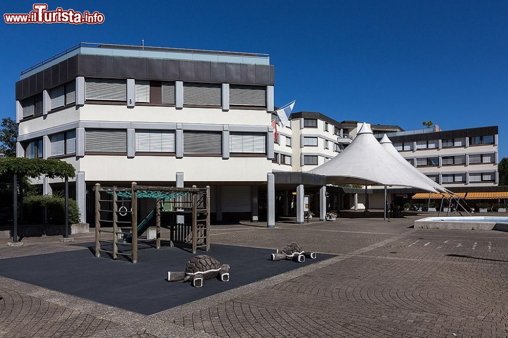 Immagine La piazza Dorfplatz a Steinhausen in Svizzera   - ©  Roland Zumbuehl - CC-BY-SA 4.0, Wikipedia