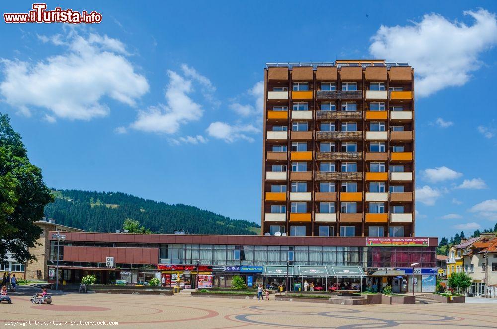 Immagine La piazza principale della città di Chepelare in estate, Bulgaria. Questa località è oggi particolarmente conosciuta come tranquilla meta sciistica per famiglie - © trabantos / Shutterstock.com