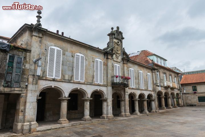 Immagine La piazza principale della città di Pontevedra, Galizia, Spagna. Qui si affacciano edifici antichi come quello in fotografia, caratteristico per le sue arcate e le decorazioni.