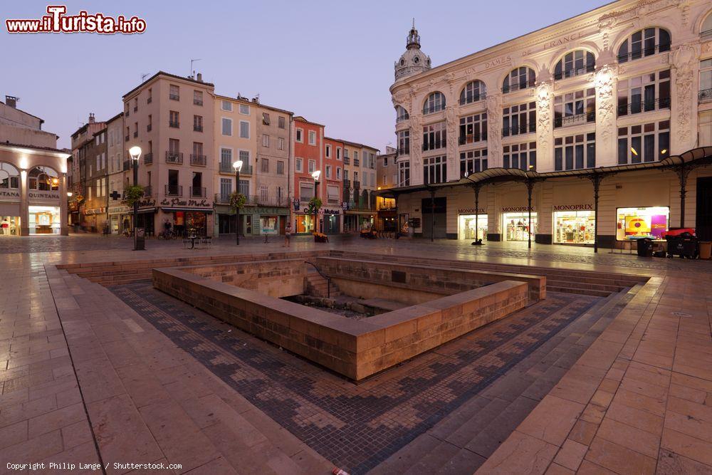 Immagine La piazza principale dell'antica città di Narbona, Francia. Residenza di re visigoti e capitale della Gallia Narbonense, questa cittadina vanta un ricco patrimonio storico e culturale - © Philip Lange / Shutterstock.com