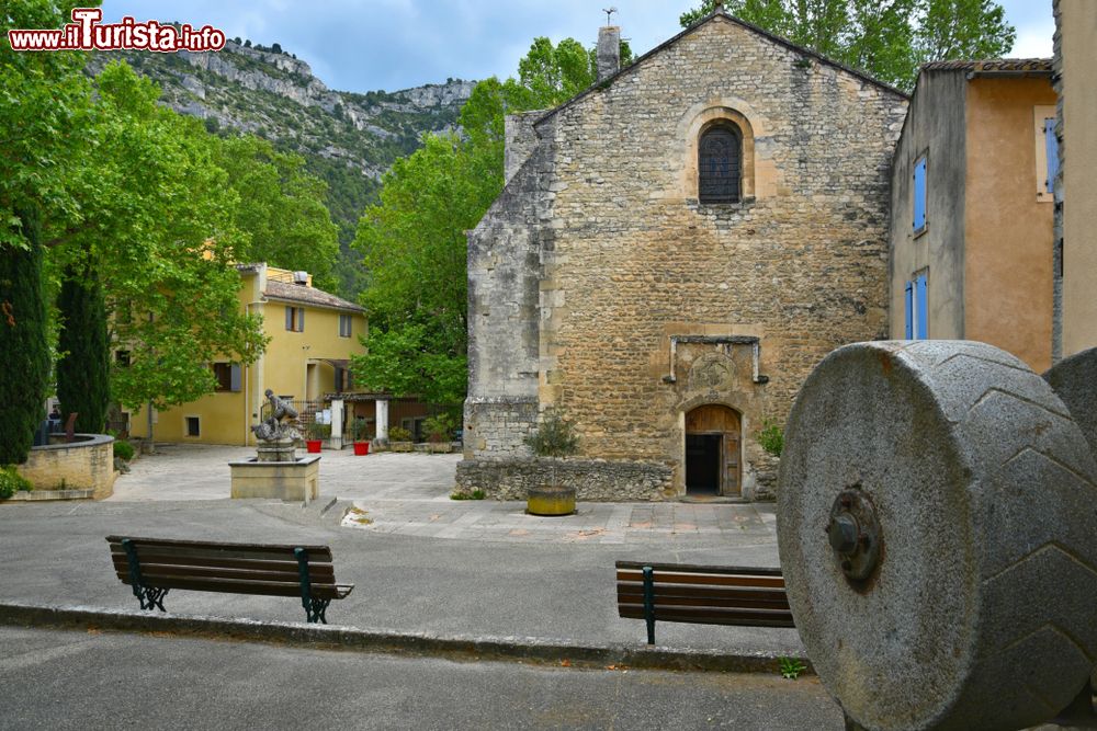 Immagine La piazza principale di Fontaine-de-Vaucluse, Provenza, Francia, con un la chiesa e un mulino in pietra.
