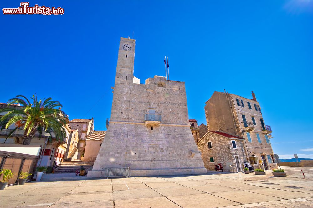 Immagine La piazza principale di Komiza (Croazia) con monumento storico e torre dell'orologio in una giornata di sole.