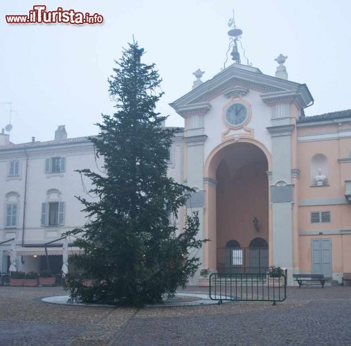 Immagine La piazza principale di Moncalvo, fotografata durante l'Avvento