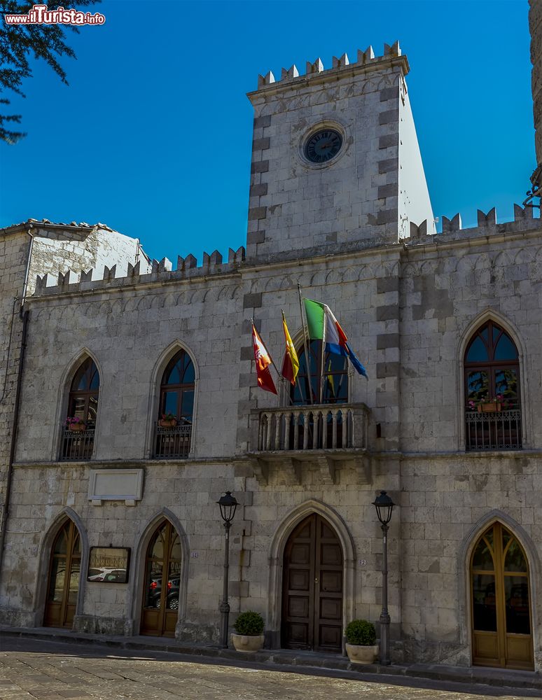 Immagine La piazza principale di Petralia Soprana, Sicilia, con il Palazzo Municipale.