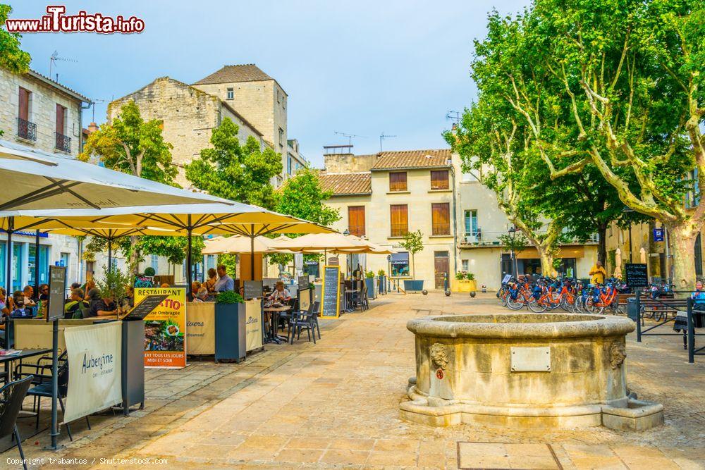 Immagine La piazza principale di Villeneuve-les-Avignon, Francia, in estate - © trabantos / Shutterstock.com