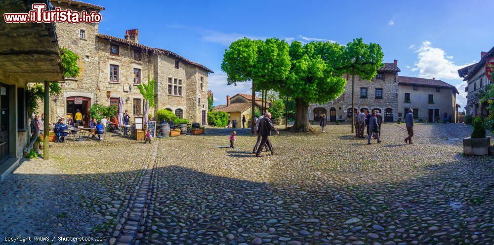 Immagine La piazzetta principale con turisti nel borgo di Perouges, Francia - © RnDmS / Shutterstock.com