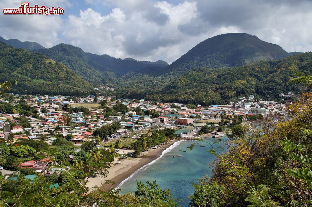 Immagine La piccola cittadina di Soufriere a Saint Lucia, Mar dei Caraibi. Colonizzata dai francesi, questa località è stata la capitale originaria dell'isola caraibica.