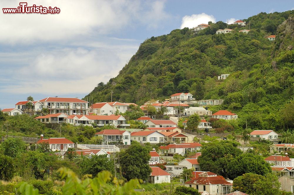 Immagine La piccola cittadina di Windwardside sull'isola di Saba, Caraibi, circondata dalla rigogliosa natura della foresta tropicale.