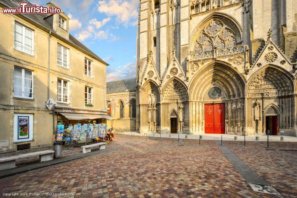 Immagine La piccola piazza di fronte alla Cattedrale di Bayeux in Normandia, Francia - © Kirk Fisher / Shutterstock.com