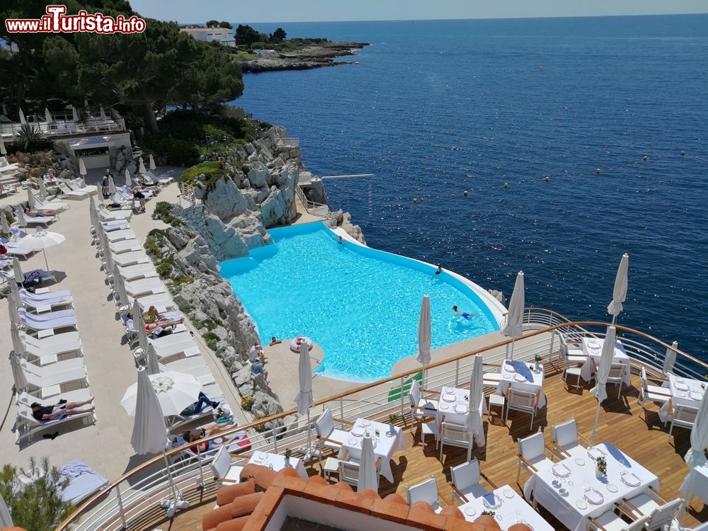 Immagine La piscina dell'hotel Eden Roc a Cap d'Antibes, Costa Azzurra, Francia. Questo storico hotel di lusso risale al 1870 e si affaccia sul mare.