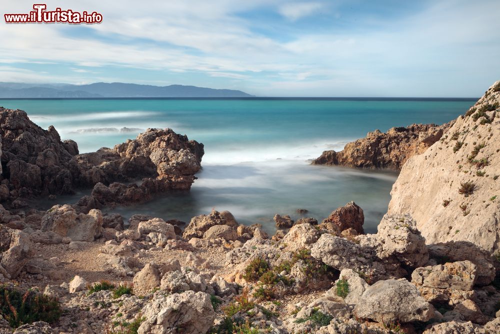 Immagine La Piscina di Venere nei pressi di Milazzo, Sicilia. Colma di acqua marina tiepida, questa piscina naturale incassata fra le rocce si trova ai piedi dell'estremità del Promontorio di Capo di Milazzo.