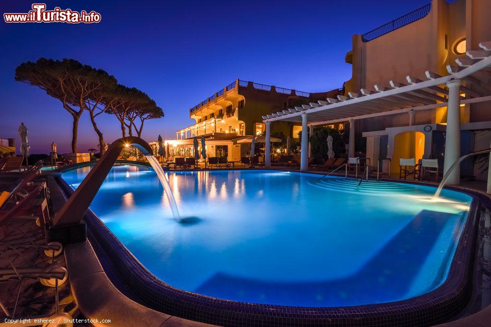 Immagine La piscina termale del San Montano hotel di Lacco Ameno a Ischia (Campania) - © esherez / Shutterstock.com
