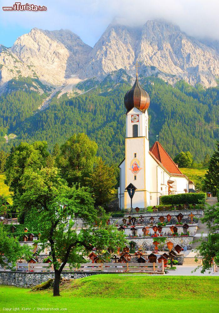 Immagine La pittoresca chiesa di Grainau con la vetta dello Zugspitze sullo sfondo, Garmish-Partenkirchen (Germania) - © Kletr / Shutterstock.com