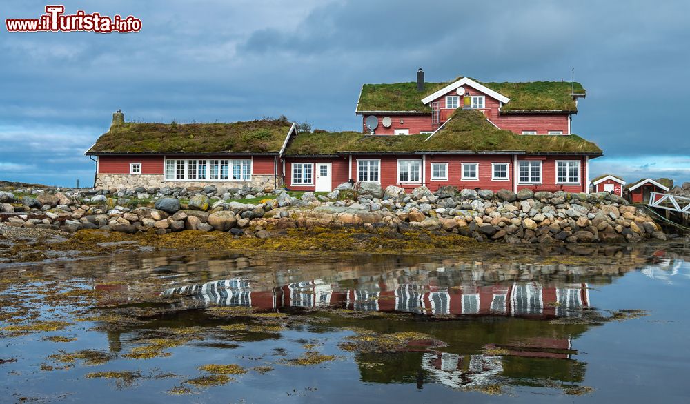 Immagine La pittoresca Hustadvika Guesthouse nei pressi di Kristiansund, Norvegia. Si trova lungo la Strada Atlantica fra le località di Molde e Kristiansund. Offre sauna, idromassaggio, un molo privato e un ristorante stagionale con camino.