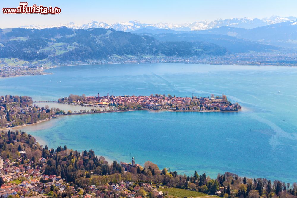 Immagine La pittoresca Lindau sull'omonima isola del lago di Costanza, Germania: è collegata alla terraferma da due ponti.