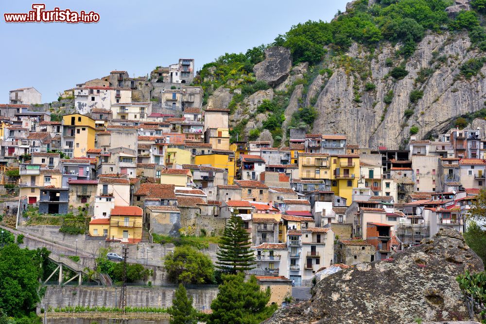 Immagine La pittoresca Motta Camastra, in Sicilia, nella Valle dell'Alcantara.