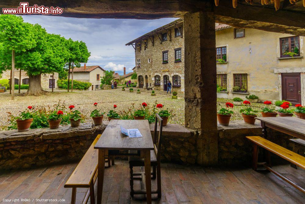 Immagine La pittoresca piazza del centro di Perouges, dipartimento dell'Ain, Francia, vista dal porticato di un ristorante - © RnDmS / Shutterstock.com