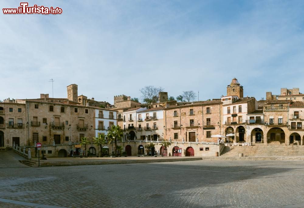 Immagine La pittoresca Plaza Mayor nella città di Trujillo, Spagna. Simbolo di questa cittadina che sorge a 564 metri sul livello del mare, la piazza è il fulcro principale attorno a cui ruotano le attività più importanti degli abitanti.