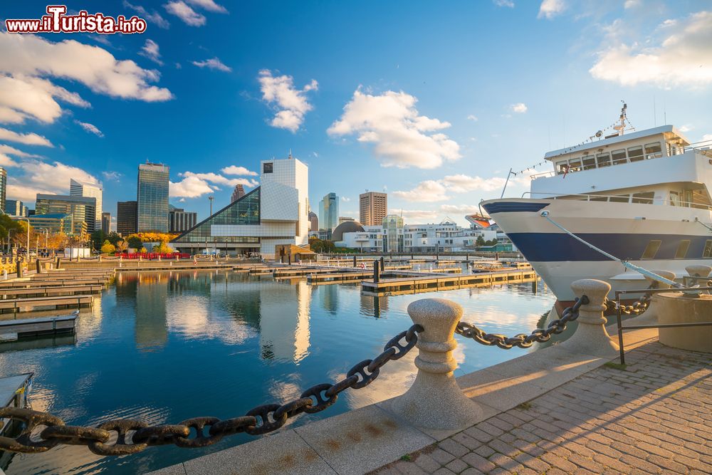 Immagine La pittoresca skyline di Cleveland dal lungolago, Ohio. Oggi è considerata una dei più interessanti centri d'affare degli Staiti Uniti continentali.