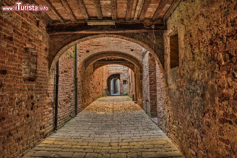 Immagine La pittoresca strada coperta Via Oscura a Buonconvento, Toscana. Si tratta di una buia stradina medievale del borgo.