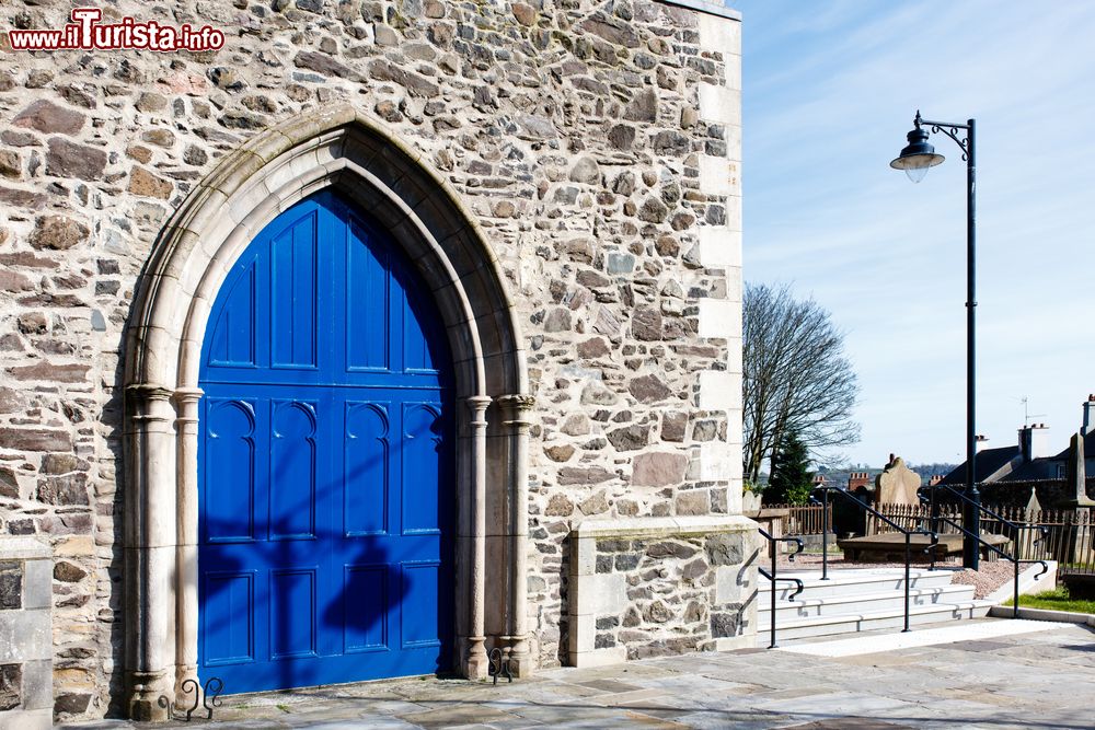 Immagine La porta blu della cattedrale di Lisburn, Irlanda del Nord.