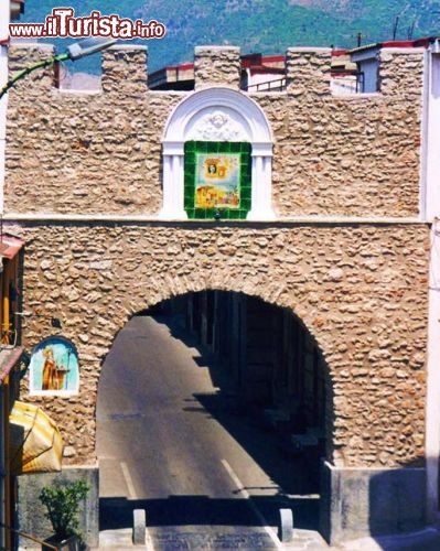 Immagine La Porta Civica di San Nicola del centro storico di Striano in Campania - © Elelassam - CC BY-SA 3.0 - Wikipedia