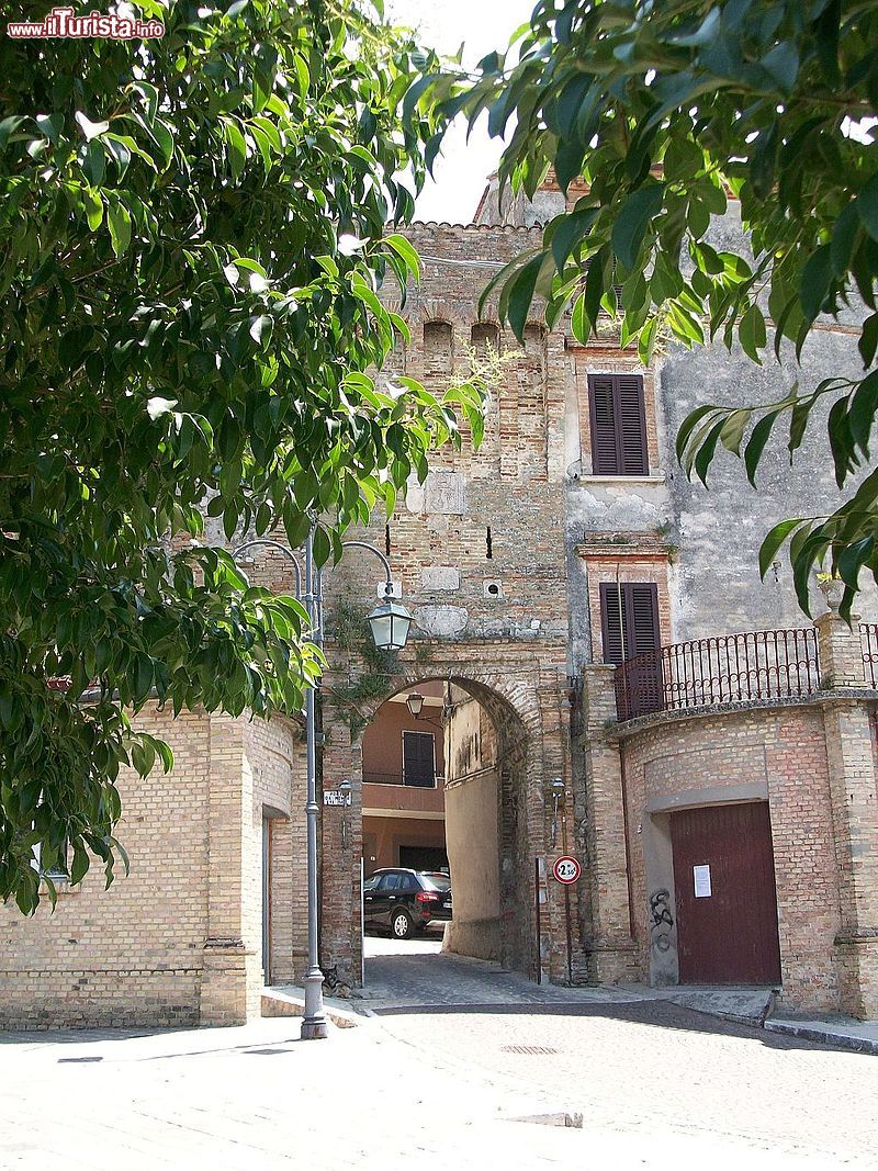 Immagine La Porta da Monte nel centro storico di Ancarano, in Abruzzo - © Ermanon, CC BY-SA 3.0, Wikipedia