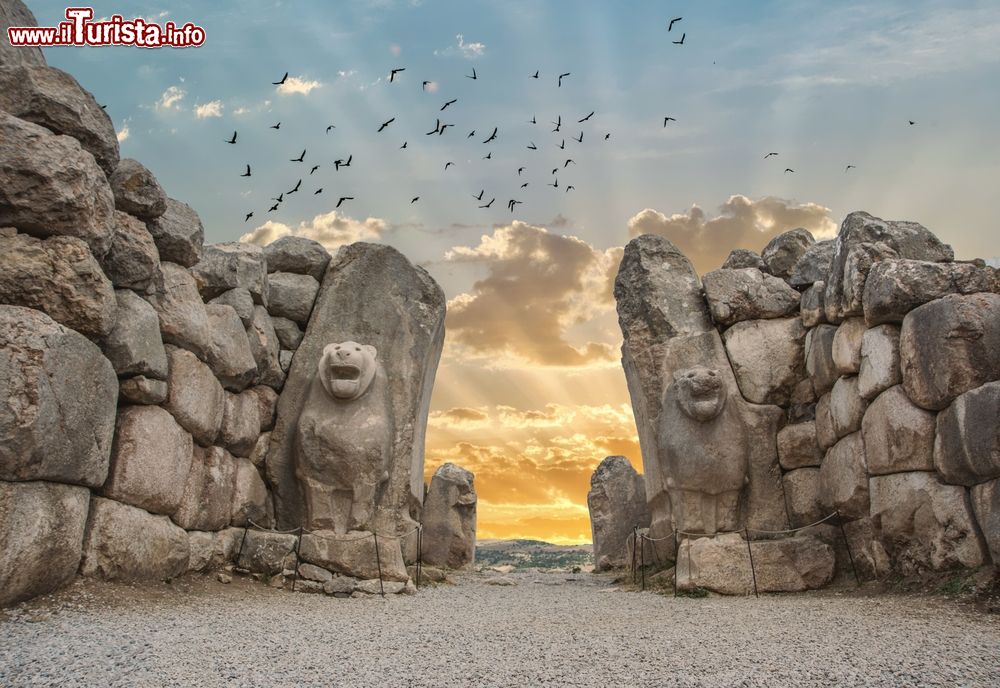 Immagine La Porta del Leone a sud ovest di Hattusa al tramonto, Bogazkale, Turchia. Antica capitale dell'impero ittita, Hattusa è oggi un importante sito archeologico, patrimonio dell'umanità UNESCO dal 1986.