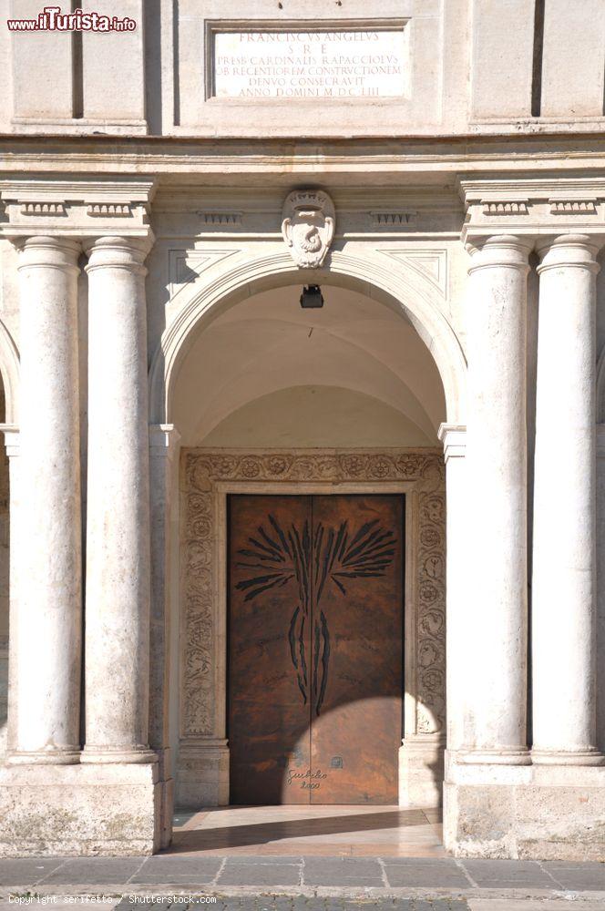 Immagine La porta della cattedrale di Terni, Umbria. Dedicato a Santa Maria Assunta, questo edificio religioso di origine romanica fu ristrutturato nel corso del XVII° secolo - © serifetto / Shutterstock.com