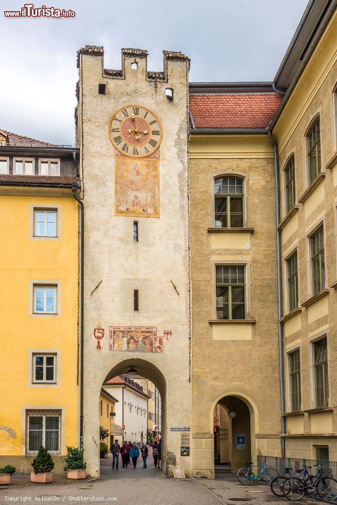 Immagine La Porta delle Orsoline a Brunico, Trentino Alto Adige. Chiamata anche "del Convento" o "di Sotto", questa porta attraverso cui si accede alla città provenendo da ovest, è sovrastata da una torre decorata con immagini e stemmi, il più importante dei quali opera del pittore Hans da Brunico. Purtroppo venne danneggiato in occasione dei lavori di ampliamento dell'arco della porta nel 1758 - © milosk50 / Shutterstock.com