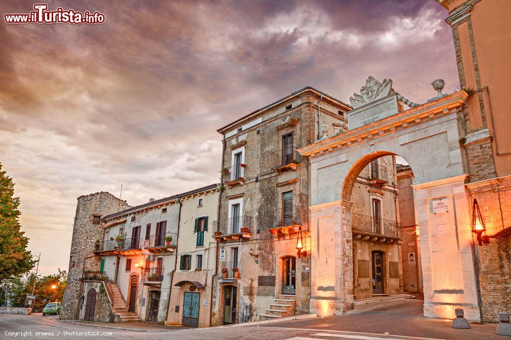 Immagine La Porta di San Giovanni al tramonto, borgo medievale di Guardiagrele in Abruzzo - © ermess / Shutterstock.com